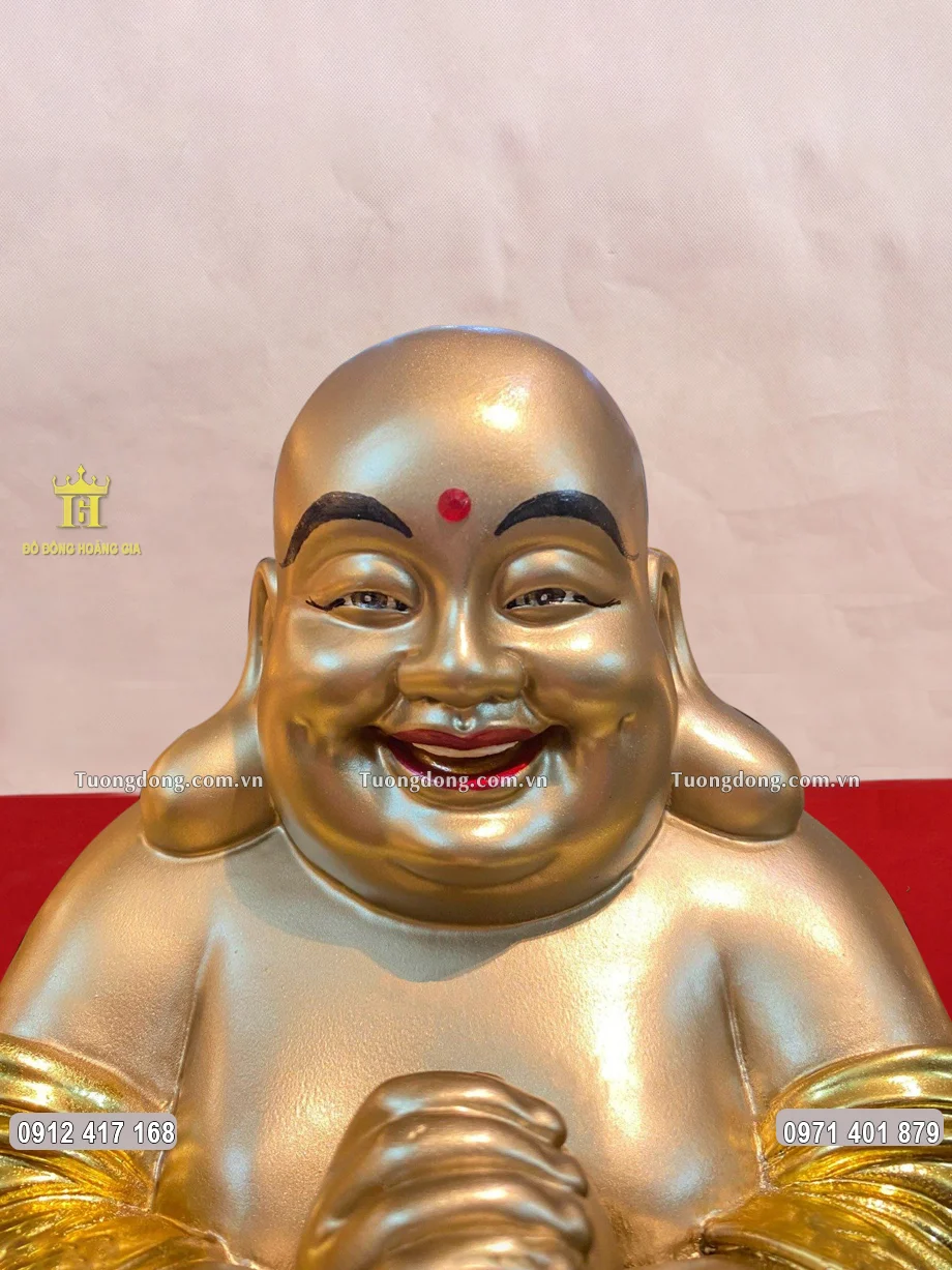 Nụ cười hoan hỷ của Phật Di Lặc được chạm khắc sắc nét